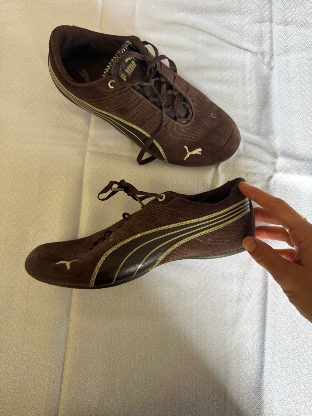 Puma Women’s Dark Brown Low-Top Sneakers with Gold Accents 6.5 US - Picture 2 of 6